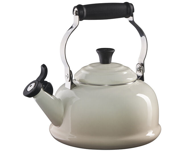 Classic Whistling Kettle in Meringue