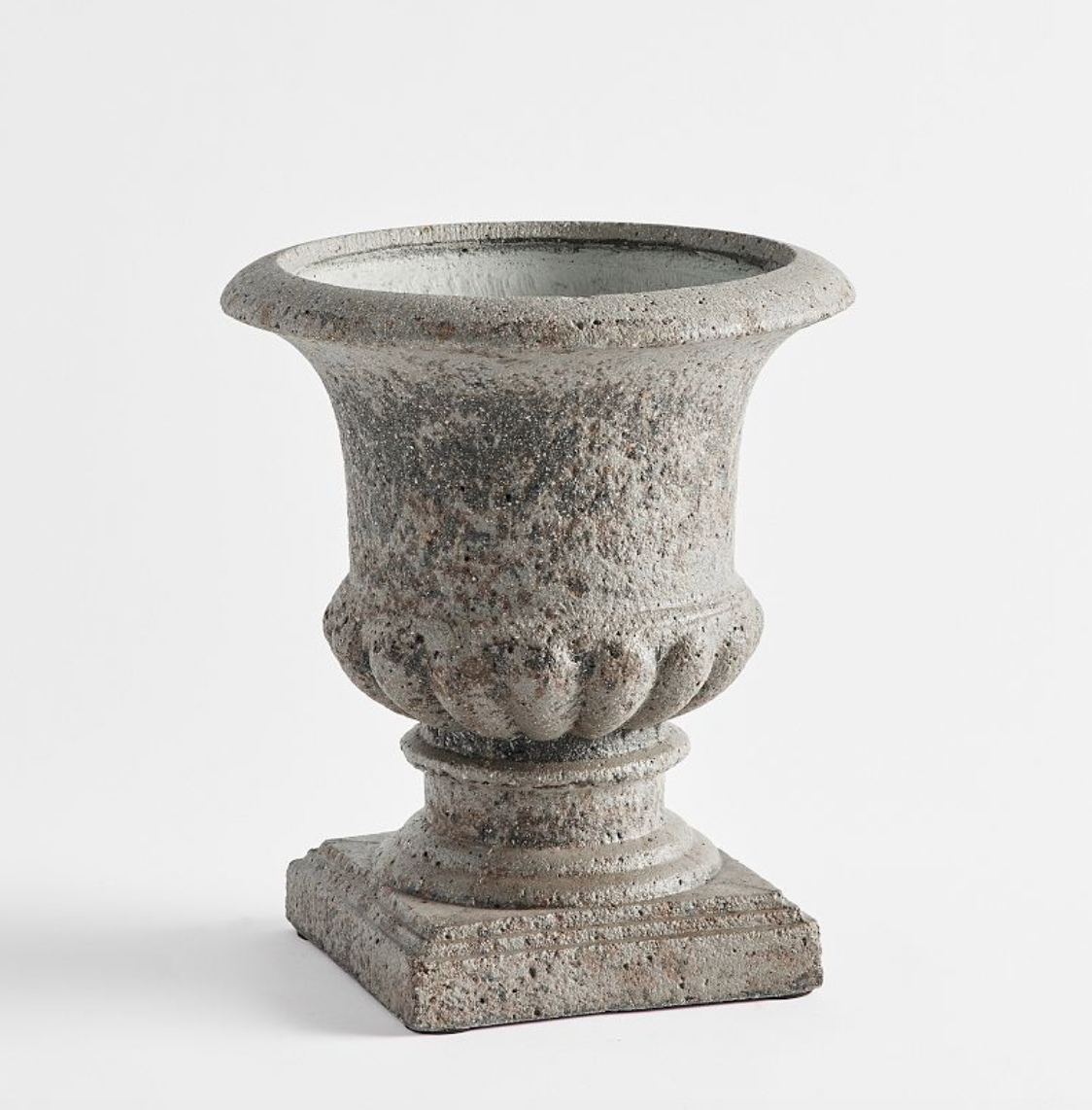 Chateau Traditional Indoor/Outdoor Urn Planter