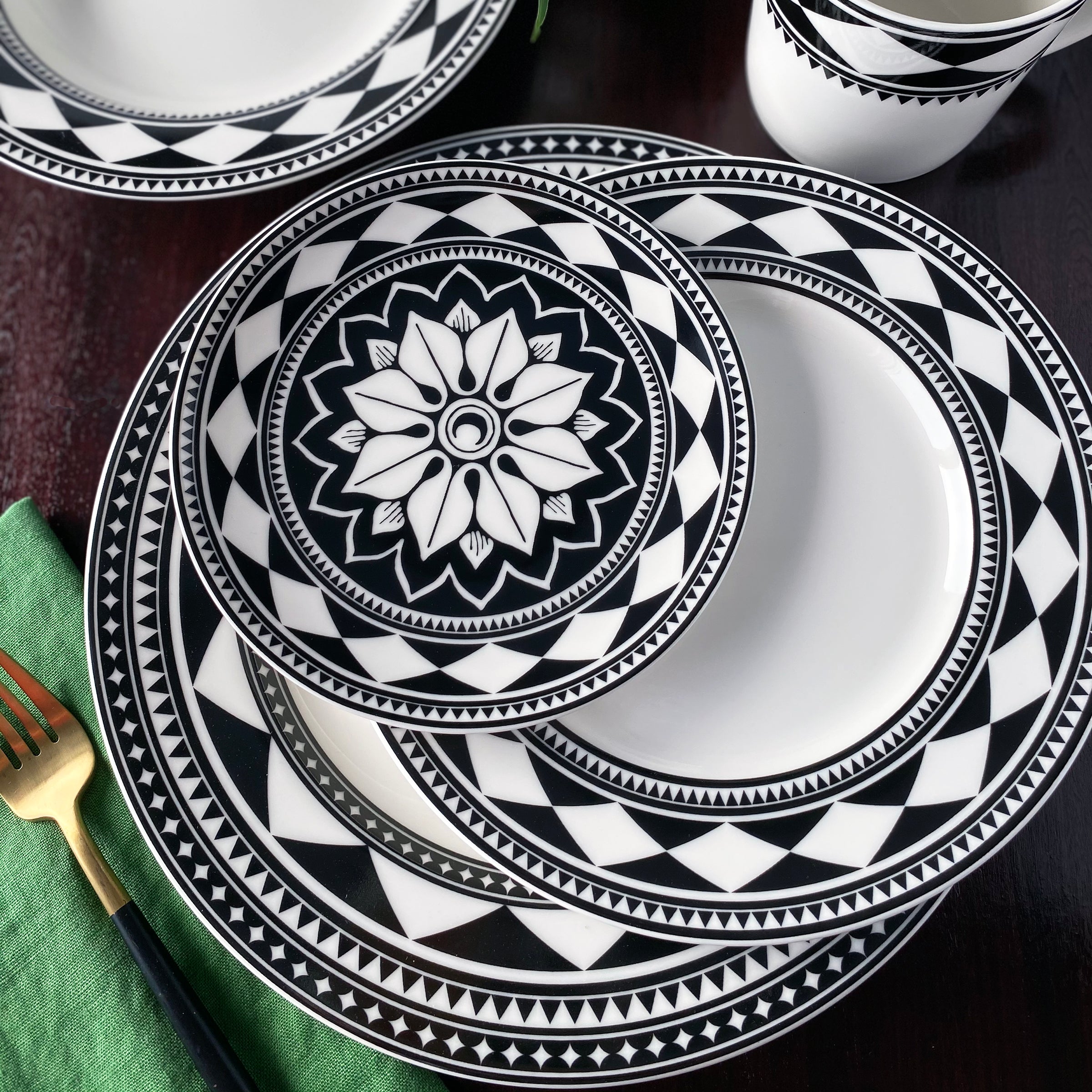 Fez Rimmed Dinner Plate in Black