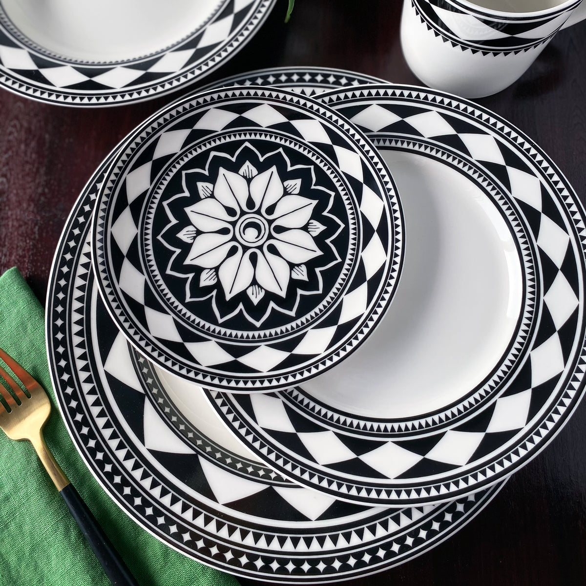 Fez Rimmed Dinner Plate in Black