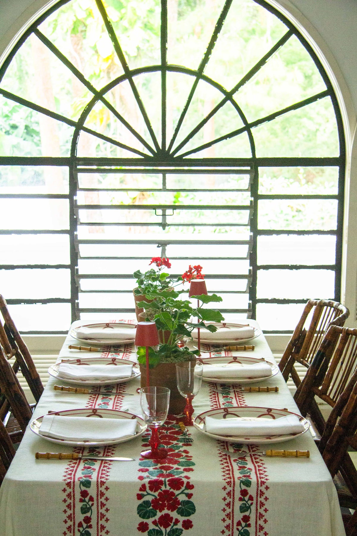 Geranio Rectangular Tablecloth in White and Red