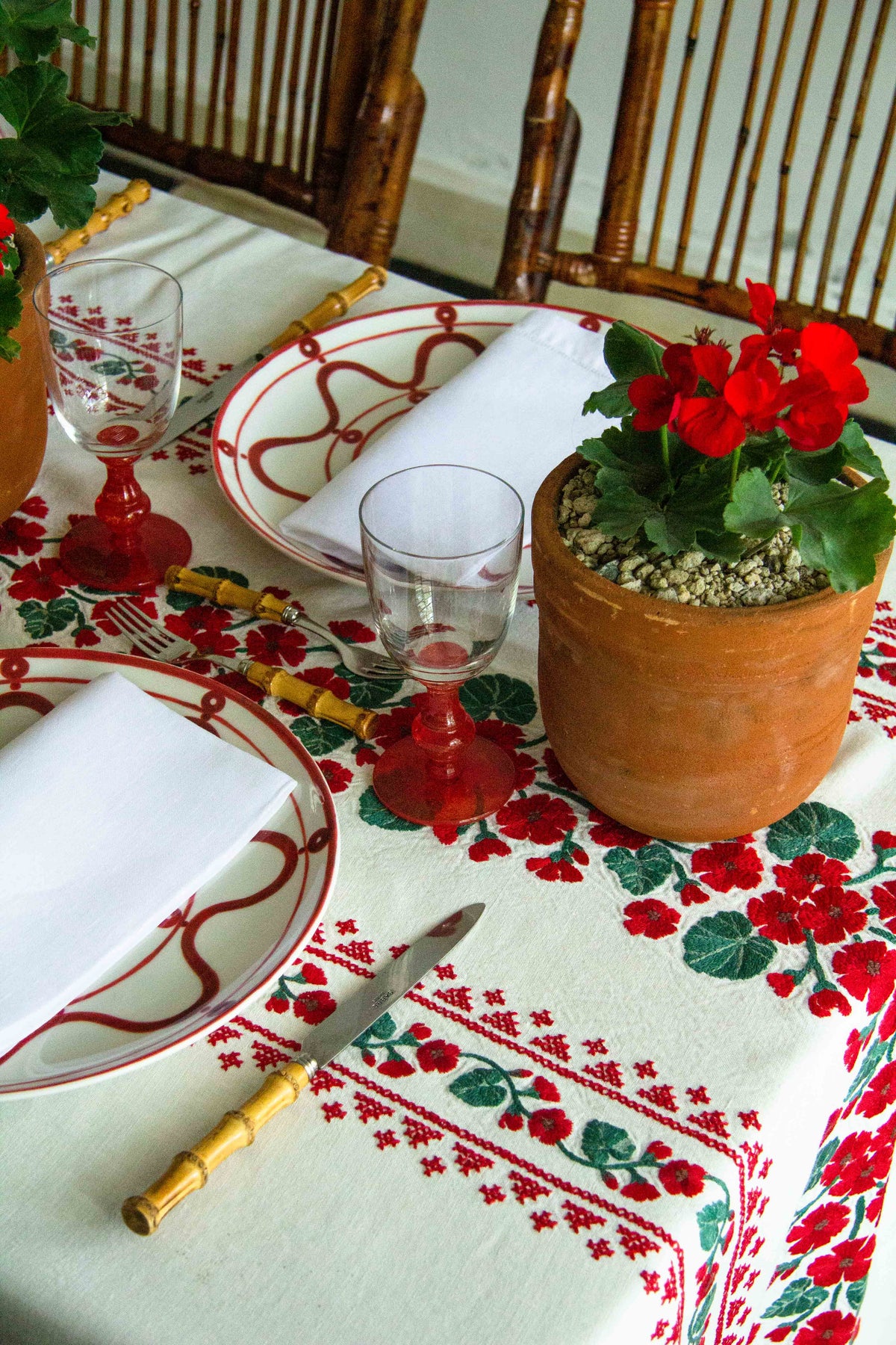 Geranio Rectangular Tablecloth in White and Red