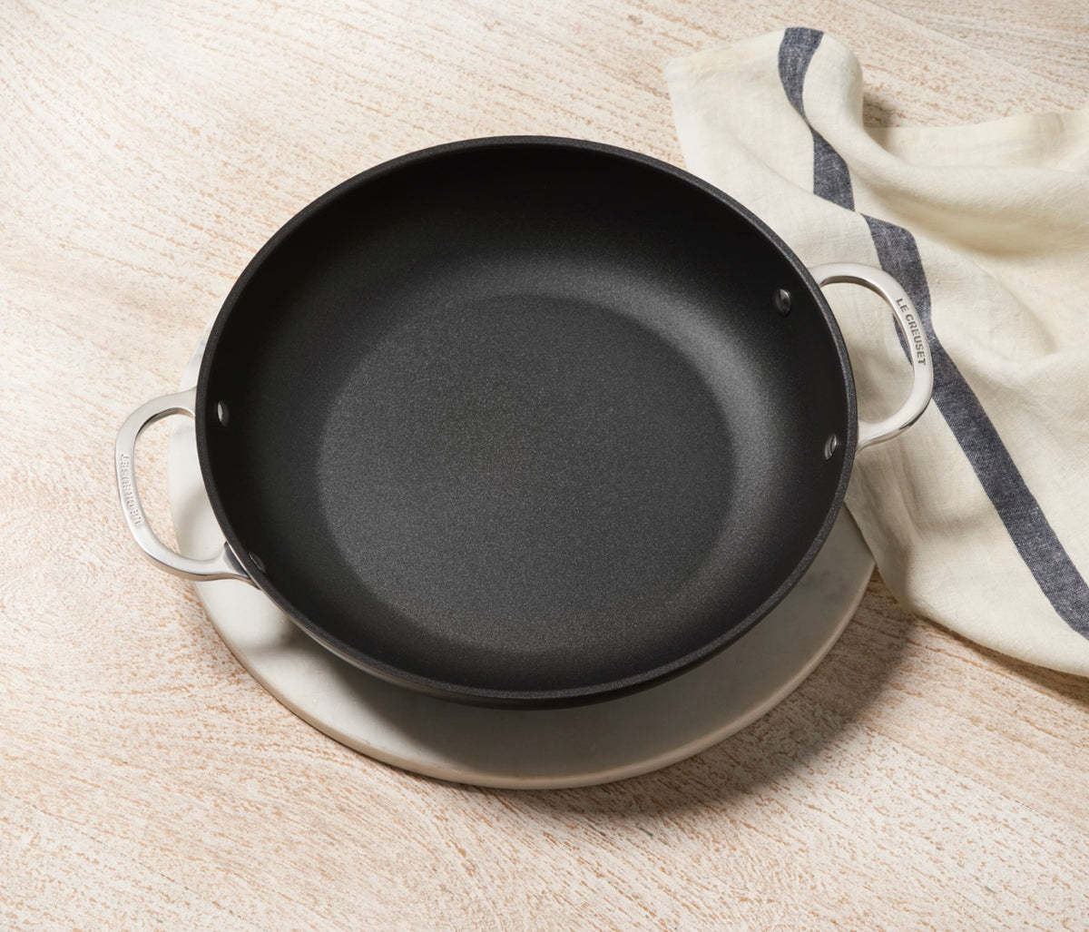 Toughened Nonstick PRO 4 qt. Shallow Casserole & Braiser with Glass Lid