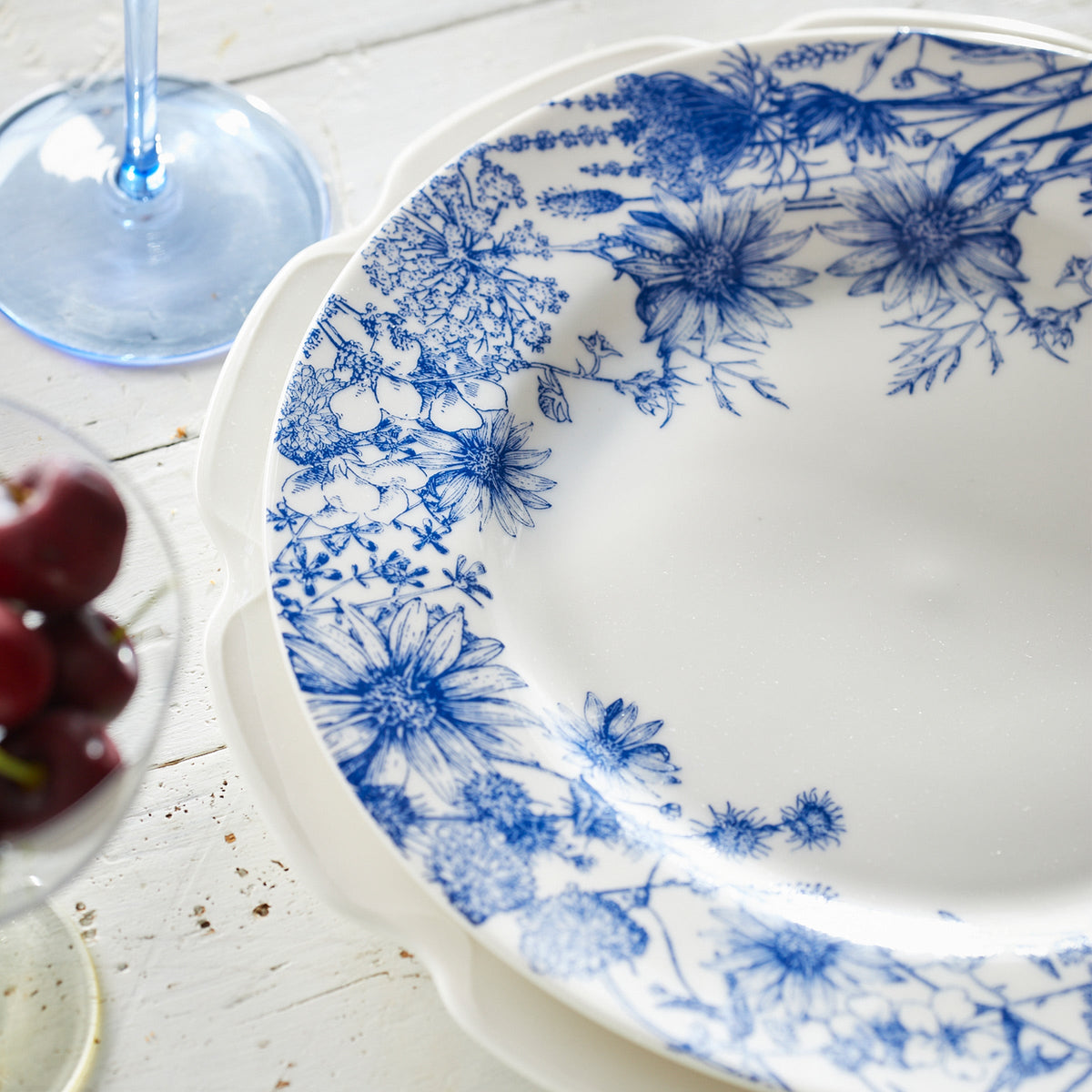 A detailed photo of the Summer Blues Rimmed dinner plate.