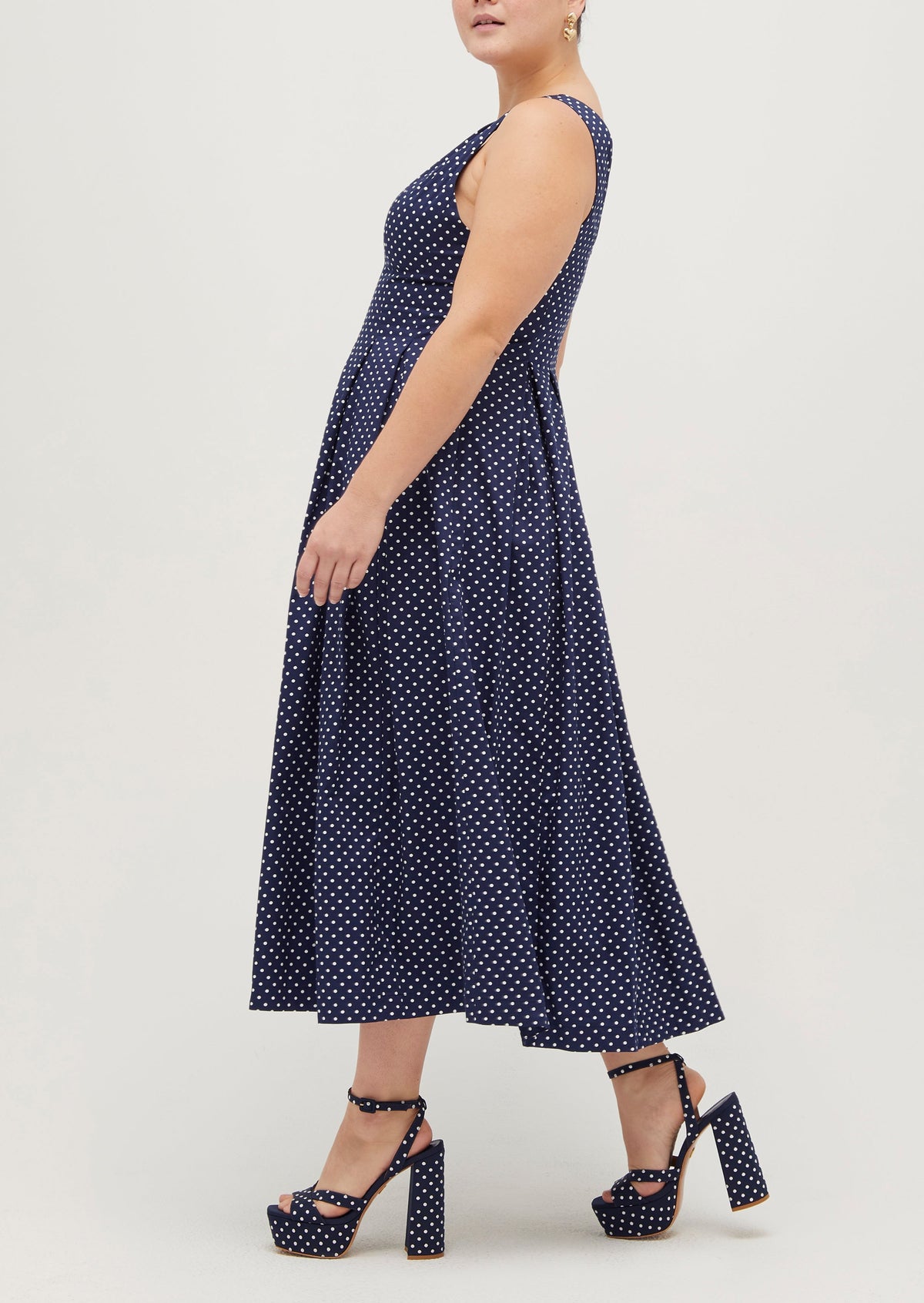 Anna is 5’8” and wears a size L in the Navy Polka Dot Cotton Sateen color: Navy Polka Dot Cotton Sateen