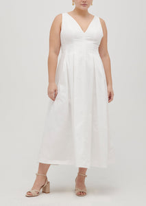 Anna is 5’8” and wears a size L in the White Cotton Sateen color: White Cotton Sateen