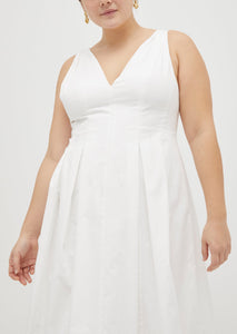 Anna is 5’8” and wears a size L in the White Cotton Sateen color: White Cotton Sateen