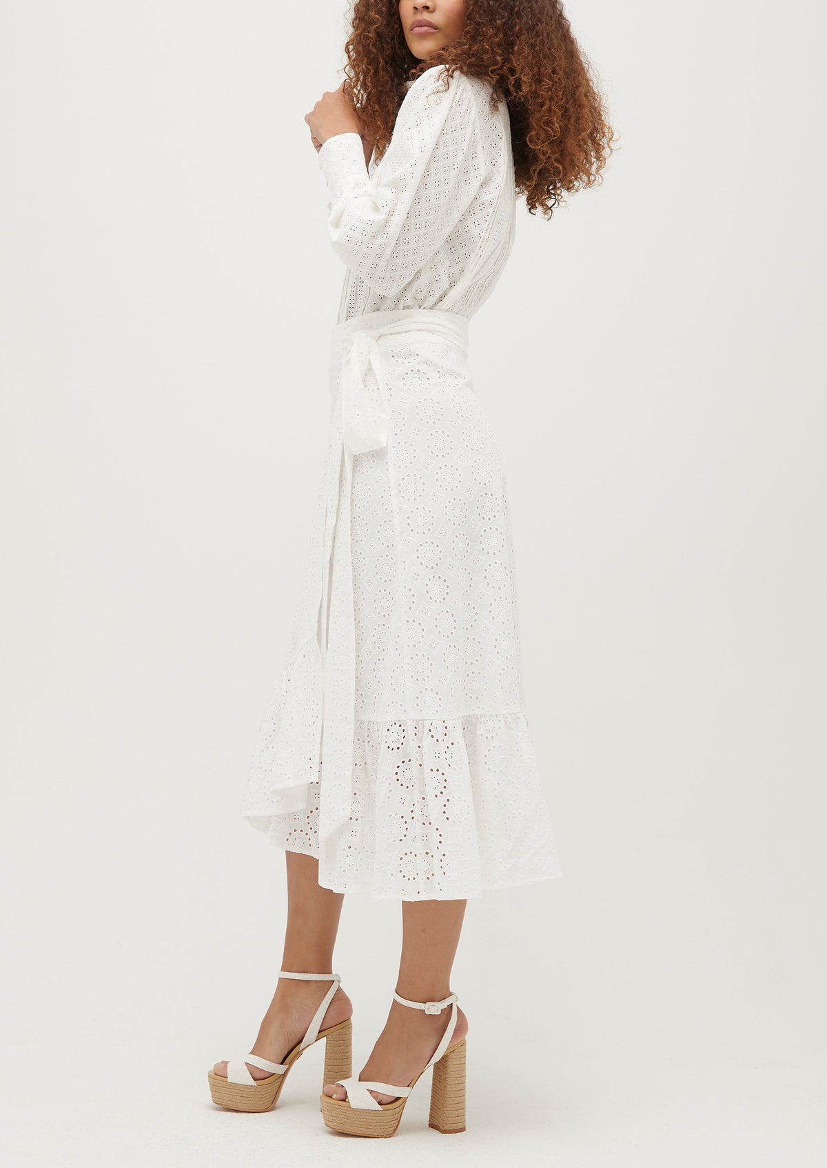 Elah is 5’11” and wears a size XS in the White Eyelet color: White Eyelet