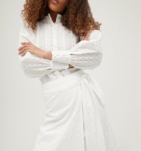 Elah is 5’11” and wears a size XS in the White Eyelet color: White Eyelet