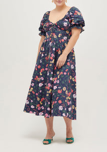 Anna is 5’8” and wears a size L in the Navy Peony Bouquet Cotton Sateen color: Navy Peony Bouquet Cotton Sateen
