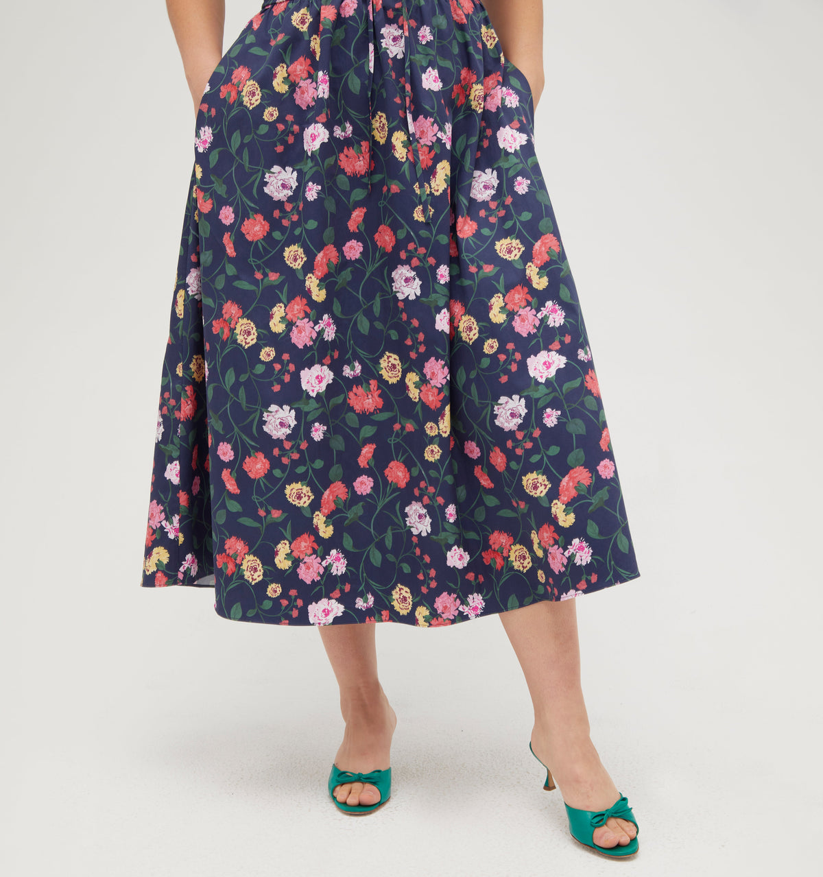 Anna is 5’8” and wears a size L in the Navy Peony Bouquet Cotton Sateen color: Navy Peony Bouquet Cotton Sateen