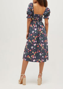 Elah is 5’11” and wears a size XS in the Navy Peony Bouquet Cotton Sateen color: Navy Peony Bouquet Cotton Sateen