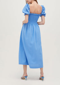 Ava is 5’9” and wears a size XS in the Hydrangea Blue Textured Dot color: Hydrangea Blue Textured Clip Dot