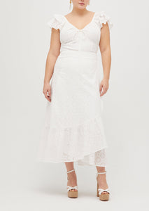 Anna is 5’8” and wears a size L in the White Eyelet color: White Eyelet