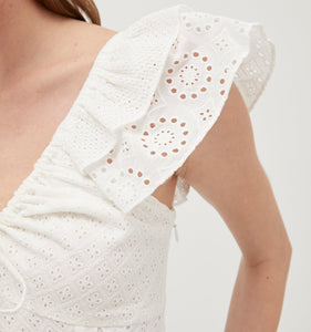 Ava is 5’9” and wears a size XS in the White Eyelet color: White Eyelet