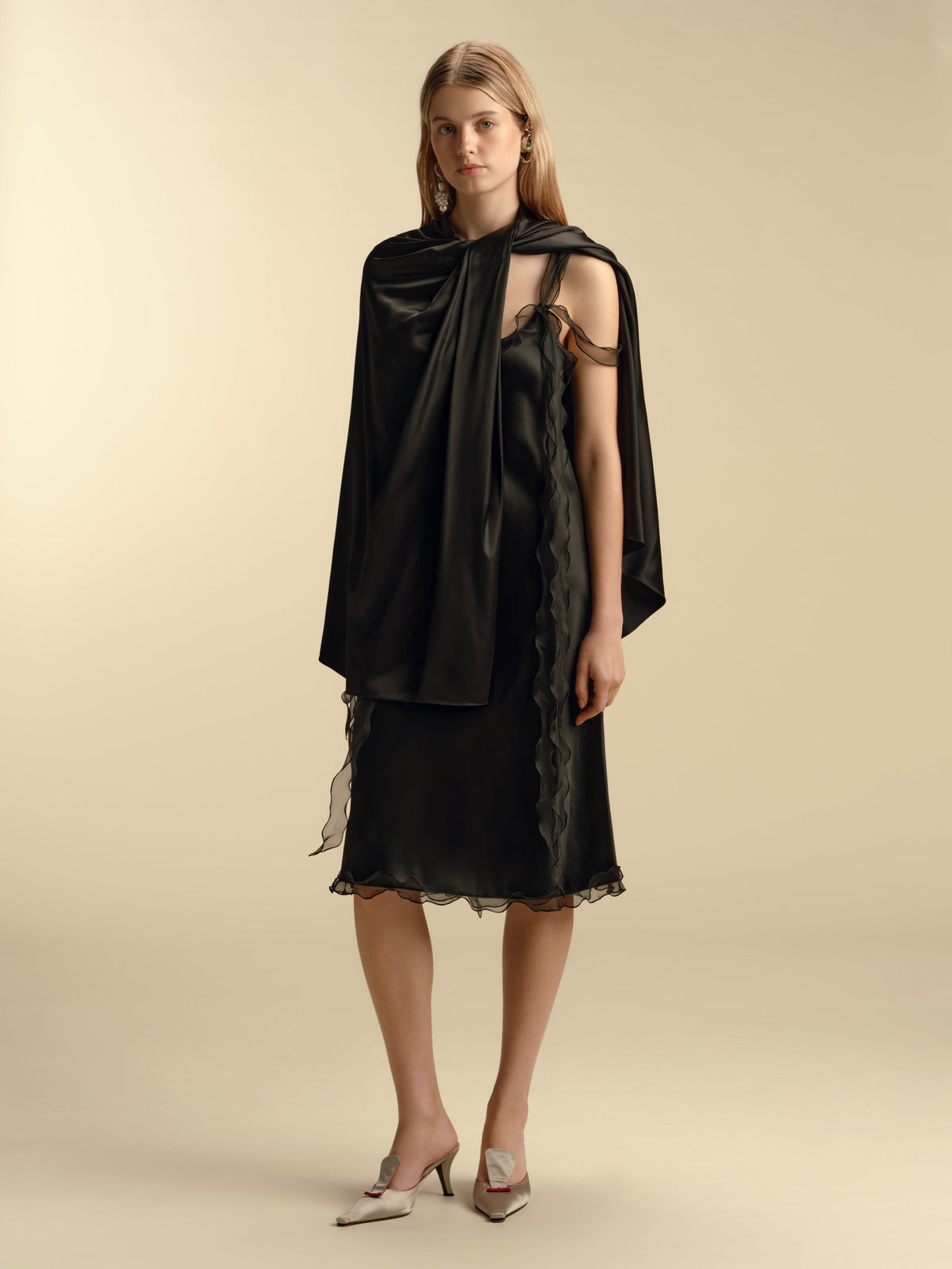 Twist Capelet in Black