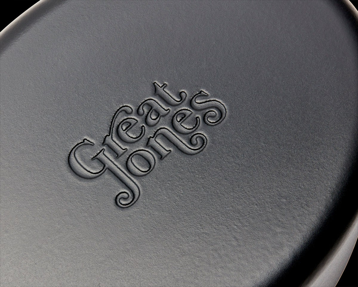 Enameled cast-iron Dutch oven in pepper black - logo close-up