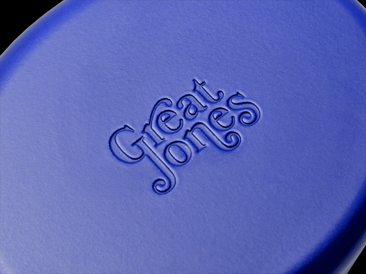 Enameled cast-iron Dutch oven in blueberry blue - logo close-up