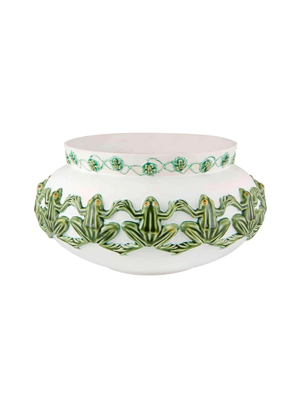 Front view of Censurado Cachepot Frogs showcasing raised green frog motifs with a white background