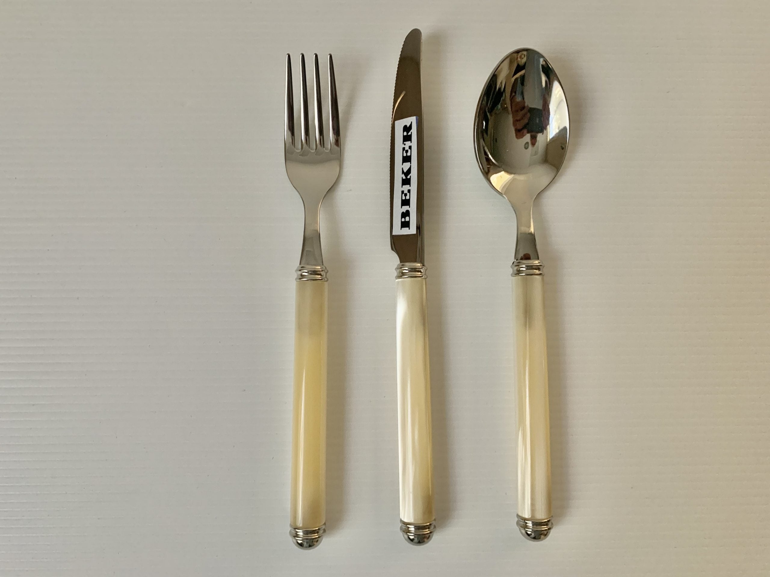 Cutlery for 6 people (18 pieces) with ivory pearl handle.
