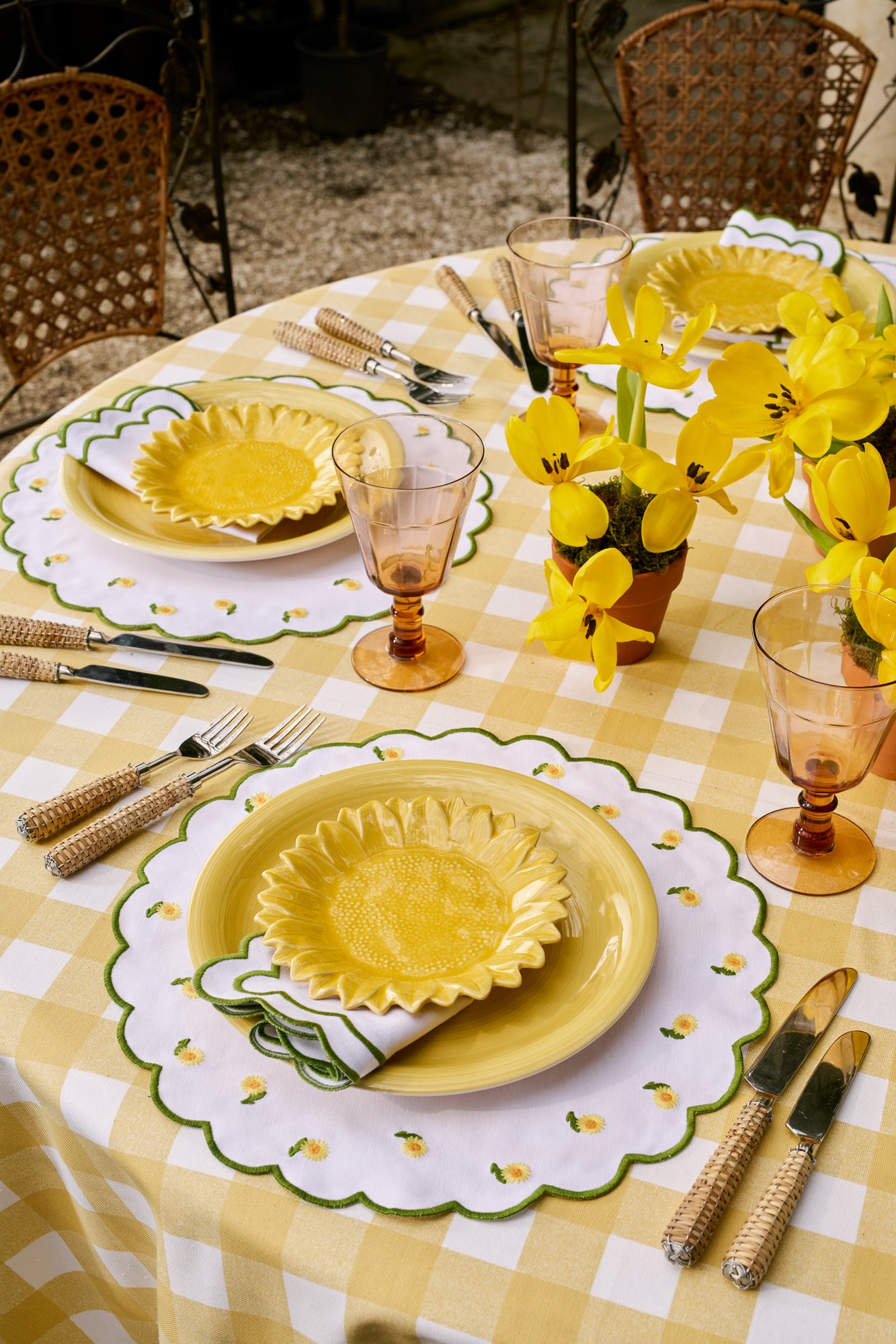 Daisy Placemat and Napkin Set in White