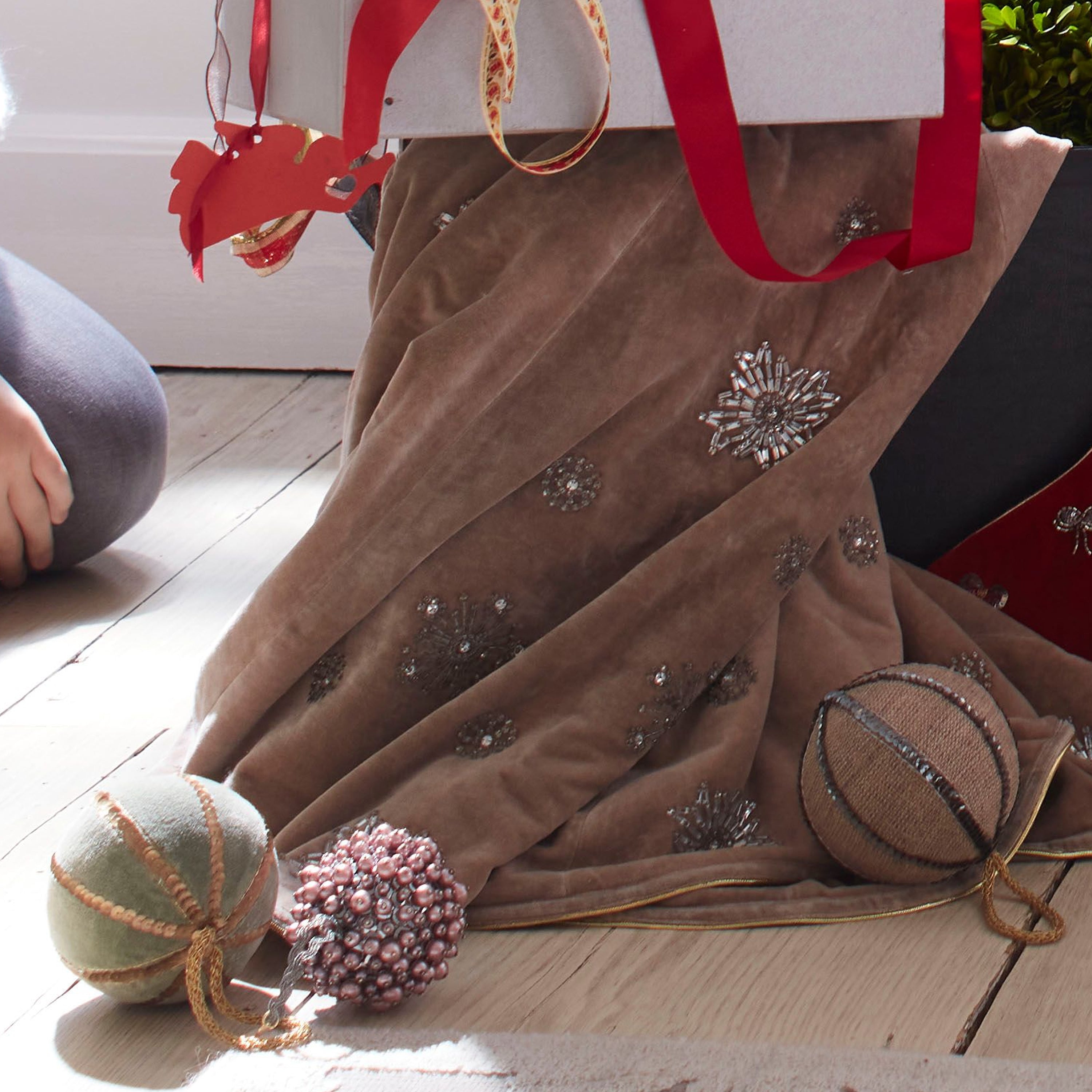 Extra Large Snowflake Tree Skirt in Taupe