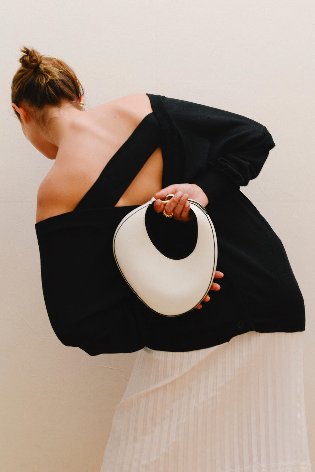 Ostra Micro in Off White with Gold Ring